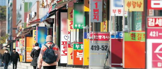 KB국민은행은 지난달 서울 전세수급지수(부족한 전세 공급 정도)가 전달보다 0.5포인트 상승한 192.3이라고 30일 밝혔다. 서울 송파구 잠실 일대 부동산 업체들이 영업 중인 모습.  뉴시스