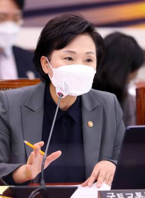 김현미 국토교통부장관이 30일 국회에서 열린 국토교통위원회 전체회의에서 의원 질의에 답변하고 있다./연합뉴스