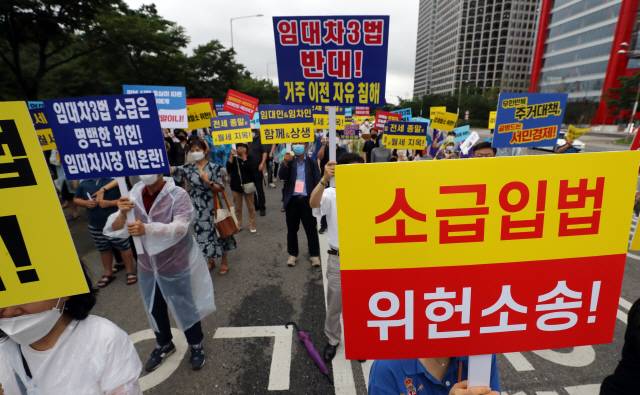 정부의 부동산 규제 정책에 반대하는 시민들이 집회에서 임대차3법 등에 반대하며 시위하고 있다.