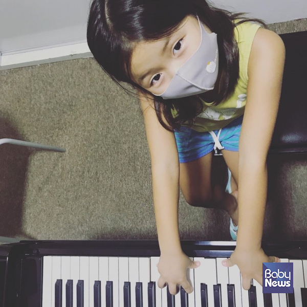 피아노 악보를 보고 있으면 내가 피아노의 언어로 피아노와 대화를 하는 것 같다고 했다. 아이도 그런 것 같다며 고개를 끄덕인다. ⓒ김보민