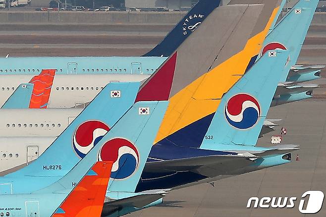 대인천국제공항 주기장에 대한항공과 아시아나항공 여객기가 이륙준비를 하고 있다. 2020.11.16/뉴스1 © News1 민경석 기자