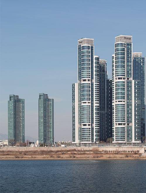 서울 성동구 성수동1가 서울숲 옆의 고급 주상복합아파트 갤러리아포레와 서울숲트리마제(오른쪽). /조선DB