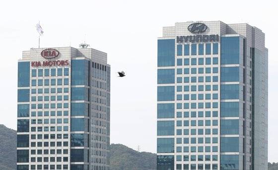 현대자동차그룹은 2011년 CI 작업을 통해 현재의 엠블럼과 사명을 확정해 사용했다. 내년 기아자동차가 사명과 엠블럼을 교체하는데 이어, 현대자동차와 그룹명 역시 변경을 검토 중이다. 현대차는 정식 명칭에는 '자동차(Motor)'라는 이름이 들어가 있지만 영문 표기에는 '현대'라는 이름만 쓰고 있다. 사진은 양재동 현대차그룹 본사 전경. 뉴스1