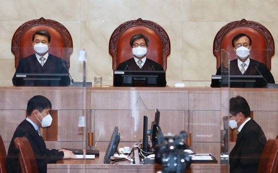 김명수 대법원장과 대법관들이 지난달 19일 대법원 전원합의체 선고에 참석한 모습. [연합뉴스]