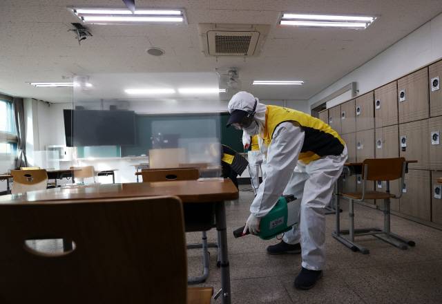 2021 대학수학능력시험이 치러질 양천구 영상고등학교에 방역 관계자들이 시험실 소독을 하고 있다./연합뉴스