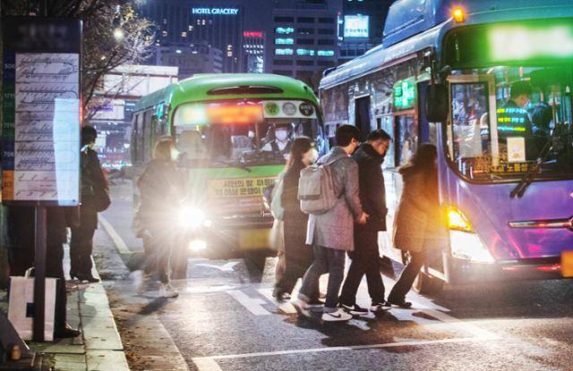 지난달 17일 오후 6시쯤 서울 중구 프레스센터 인근 정류장에서 퇴근길을 재촉하는 직장인들이 주행차선 한가운데 정차한 시내버스를 타기 위해 도로를 가로지르고 있다.