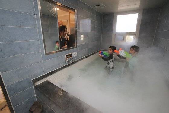 한국에서 가장 뜨거운 온천수(78도)가 나오는 경남 창녕군 부곡이 가족 여행지로 다시 주목받고 있다. 모르는 사람과 섞이지 않고 온천욕을 즐길 수 있는 '가족탕' 덕분이다. 부곡로얄호텔 가족탕에서 아이들이 물놀이를 하는 모습. 송봉근 기자