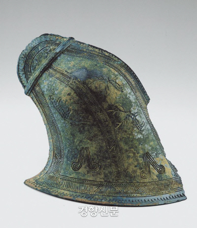 오구라 유물 중 가장 독특한 유물로 평가되는 견갑형 동기.  어깨를 보호하는 갑옷의 한 부분처럼 생겼다고 해서 ‘견갑’이라는 이름이 붙었다. |국립문화재연구소 도록에서