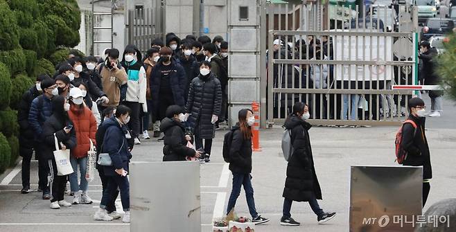 대학수학능력시험 예비소집일인 2일 오전 서울 용산구 선린인터넷고등학교에서 수험생들이 수험표와 마스크 등을 배부받기 위해 줄 서 있다. / 오종찬 기자 / 사진=김휘선 기자 hwijpg@