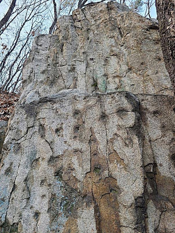 3일 경기 의정부시 녹양동 산기슭에서 청동기 유적으로 추정되는 새로운 '선돌'이 발견되었다. 선돌은 선사시대 자연석이나 약간 다듬은 돌기둥을 땅 위에 하나 또는 여러 개를 세운 거석을 말한다. [문화재제자리찾기 제공. 연합뉴스]