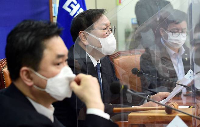더불어민주당 김태년 원내대표(가운데)가 2일 국회에서 열린 최고위원회의에서 발언하고 있다. 허정호 선임기자