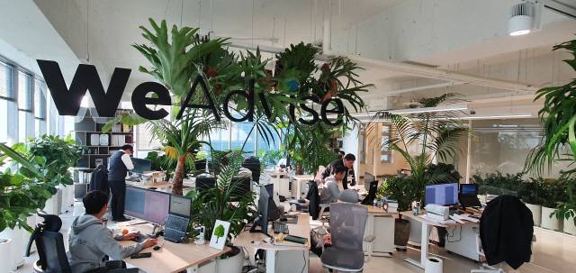 서울 강남구 삼성동 법무법인 위어드바이즈 사무실 모습. 대형 로펌들이 파트너 변호사를 위한 별도의 공간을 두는 것과 달리 수평적 형태의 좌석 배치가 인상적이다. 오른쪽 공용회의실은 누구나 사용할 수 있다./강도원 기자