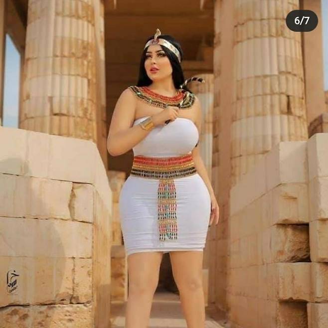 피라미드 배경으로 포즈 취한 살마 알시미 살마 알시미 인스타그램 갈무리. 재판매 및 DB 금지.