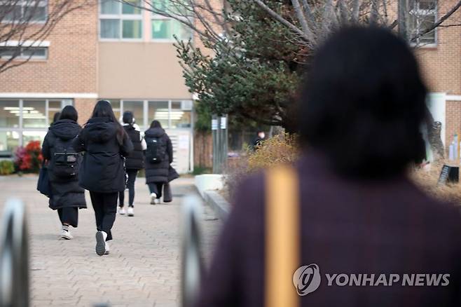[수능] 부모의 기다림 (광주=연합뉴스) 대학수학능력시험일인 3일 오전 광주 서구 쌍촌동 상일여자고등학교에 마련된 시험장 입구에서 수험생이 가족의 배웅을 받으며 입실하고 있다. 2020.12.3 [사진공동취재단] hs@yna.co.kr