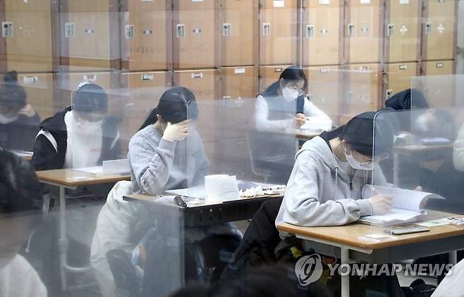 [수능] 차분하게 시험 준비 (대전=연합뉴스)  대학수학능력시험일인 3일 오전 대전시 서구 괴정동 괴정고등학교에서 수험생들이 시험을 준비하고 있다. 2020.12.3 [대전시교육청 제공. 재판매 및 DB금지] psykims@yna.co.kr