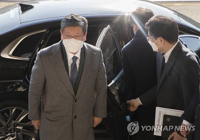 정부과천청사 도착한 이용구 신임 차관 (과천=연합뉴스) 백승렬 기자 = 이용구 신임 법무부 차관이 3일 정부과천청사로 출근하고 있다. 2020.12.3 srbaek@yna.co.kr