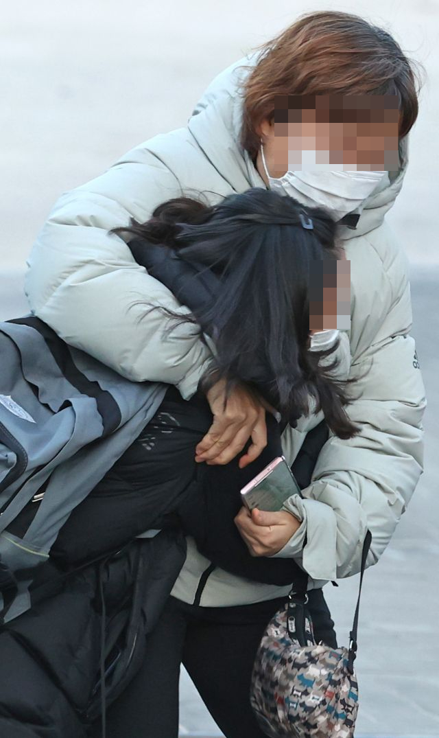 3일 오후 서울 중구 이화여자외국어고등학교에서 시험을 마친 수험생과 어머니가 포옹을 하고 있다. 연합뉴스