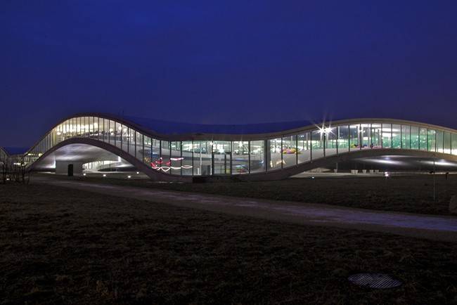 스위스 로잔공과대학(EPFL·Federal Institute of Technology Lausanne)의 롤렉스 러닝 센터(Rolex Learning Center. 2010) /사진=wikimedia