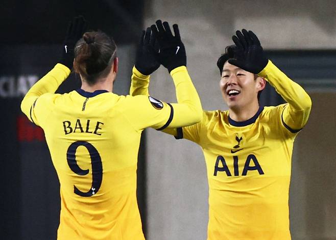 Soccer Football - Europa League - Group J - LASK Linz v Tottenham Hotspur - Linzer Stadion, Linz, Austria - December 3, 2020 Tottenham Hotspur's Son Heung-min celebrates scoring their second goal with Gareth Bale REUTERS/Lisi Niesner







<All rights reserved by Yonhap News Agency>