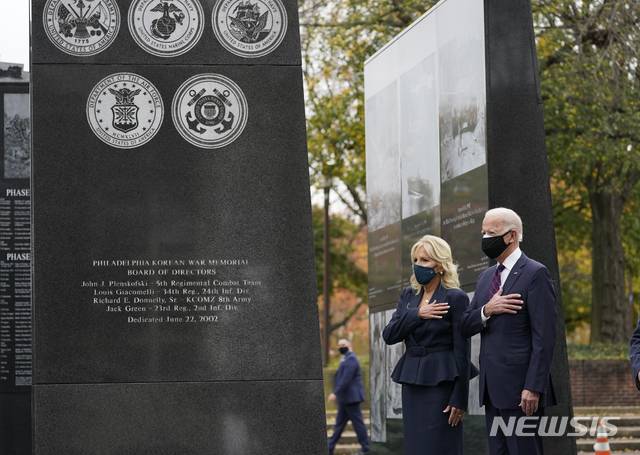 [필라델피아=AP/뉴시스]조 바이든 미 대통령 당선인이 부인 질 여사와 함께 11일(현지시간) 재향군인의 날을 맞아 미 펜실베이니아주 필라델피아에 있는 한국전쟁 참전 기념비를 찾아 참배하고 있다. 바이든 당선인은 앞서 재향군인의 날 기념 성명을 내고 "우리나라를 위해 싸운 모든 이가  영웅이며 우리는 그들에게 갚을 수 없는 빚을 지고 있다"라고 참전용사들에게 감사와 존경을 표했다. 2020.11.12.