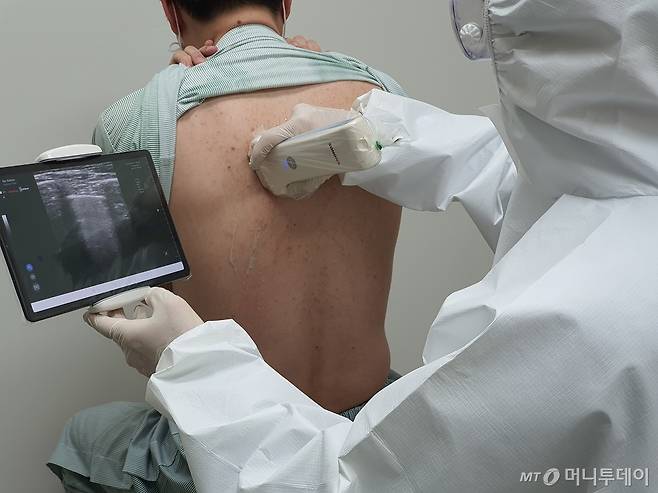 현장에서 바로 사용할 수 있는 휴대용 초음파 진단기기는 코로나19 현장에서도 요긴하게 쓰이고 있다.