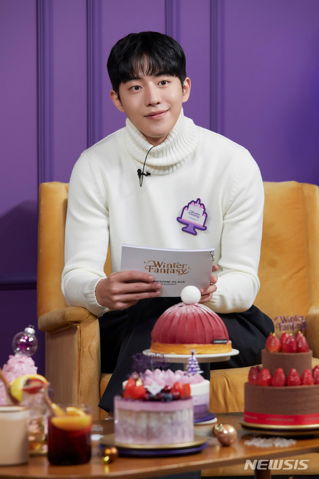  Premium dessert café TwoSomeplace has revealed photos of the filming of Christmas Home Party with its exclusive model, actor NamJu-hyuk, for the 4-day Christmas season.  Actor Nam Zhou-hyuk smiles as he listens to the customers comments on twosomes Facebook channel during the filming of Christmas Home Party.  2020. 12. 04