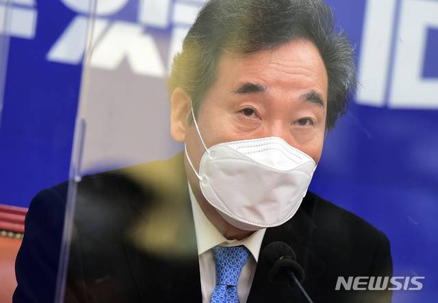 [서울=뉴시스] 전진환 기자 = 이낙연 더불어민주당 대표가 4일 국회에서 열린 최고위원회의에서 모두발언을 하고 있다.  (공동취재사진) 2020.12.04. photo@newsis.com