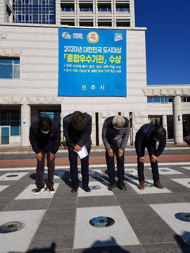 제주 연수 물의 진주이통장협 사과 (진주=연합뉴스) 지성호 기자 = 제주 연수 이후 코로나19 집단감염과 확산으로 물의를 일으킨 경남 진주시이통장협의회 집행부가 4일 진주시청 앞에서 기자회견을 한 뒤 머리 숙여 사과하고 있다. 2020.12.4 shchi@yna.co.kr