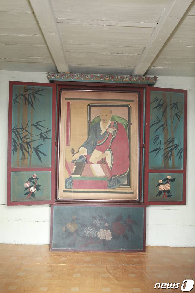 서산대사가 기거했던 묘향산 금강암의 내부에 걸려 있는 서산대사의 화상. (미디어한국학 제공)2020.12.05. © 뉴스1