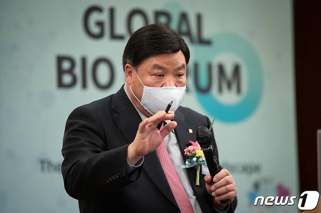 서정진 셀트리온 그룹 회장이 25일 서울 중구 롯데호텔에서 열린 뉴스1 주최 글로벌바이오포럼 2020에서 '위기를 기회로...세계 펜데믹에 부는 K바이오'를 주제로 기조발표를 하고 있다. 2020.11.25/뉴스1 © News1 유승관 기자