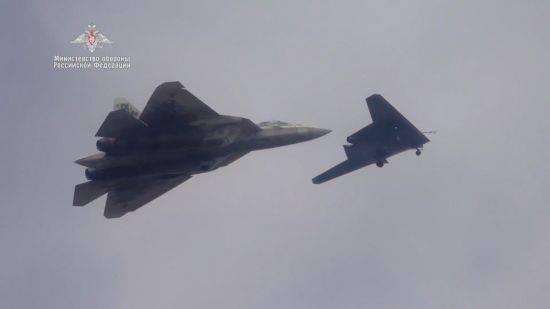 Su-57 전투기와 비행 중인 S-70 무인전투기(MoD Russia)