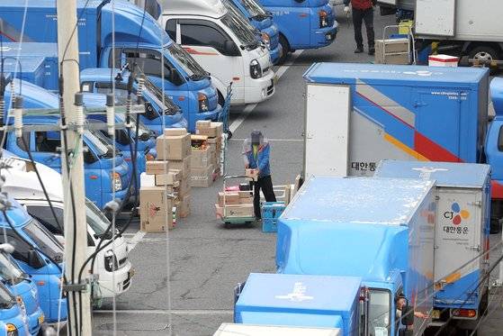 택배 쓰레기를 줄이려는 시도는 기업에서 이루어지고 있기는 하다. 온라인 식료품 배송업체는 다회용 보랭 박스를 사용하고, 모든 포장재를 종이로 쓰기도 한다. [연합뉴스]