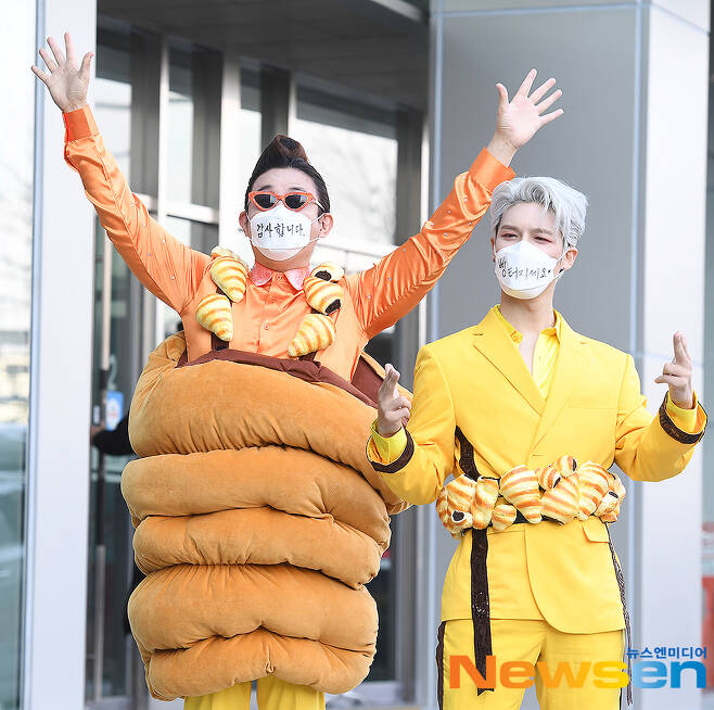 NORAZO, todays Sora BreadSinger NORAZO Jobin and Won-heum pose as they enter MBC Sangam building in Mapo-gu, Seoul, on the morning of December 5th, on the schedule of MBC Show! Music Center.You Yong-ju