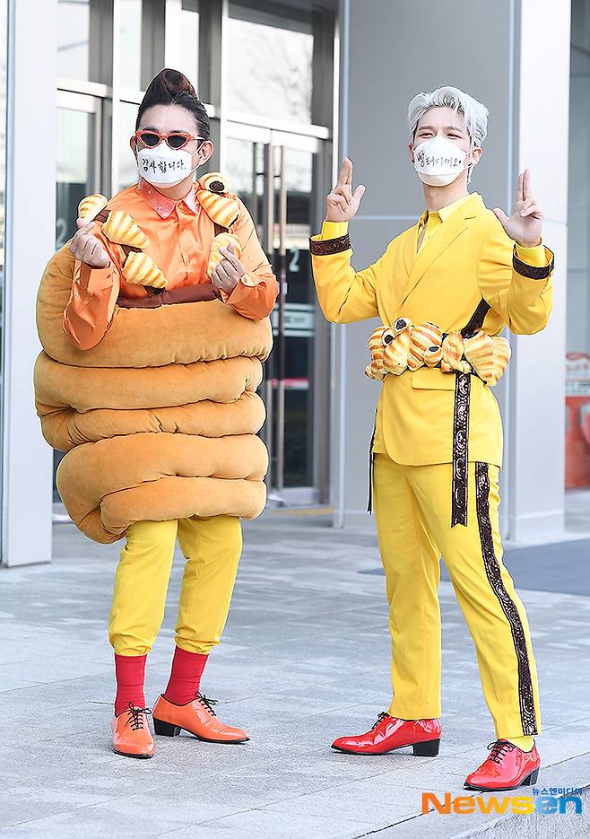 NORAZO Jovin - Xin, I came out wearing a sora bread.Singer NORAZO poses as he enters MBC Sangam building in Mapo-gu, Seoul, on the morning of December 5th, on the schedule of MBC Show! Music Center.You Yong-ju