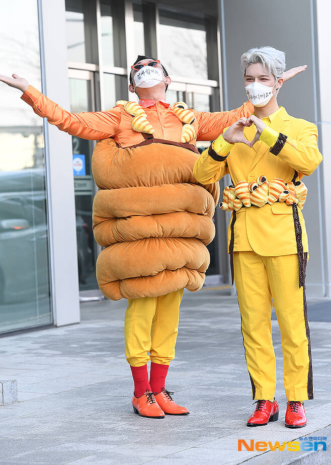 NORAZO, Lord of Way to Work, Returning to BreadSingers NORAZO Jo Bin and Won-heum pose as they enter MBC Sangam building in Mapo-gu, Seoul, on the morning of December 5th, on the schedule of MBC Show! Music Center.
