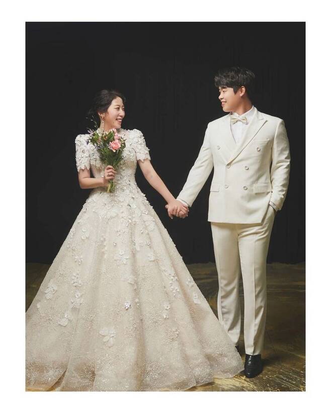 Kim Yeong-hee releases Romantic wedding photos for Yoon Seung-yeonKim Yeong-hee wrote on her Instagram on December 5, Theres a gum complex. . . The seonyeonyen gums are good, so I laughed. By the way, I can see actors Oh Dae-hwan and Kim Hee-won at first glance.Kim Yeong-hee and Yoon Seung-yeon look at each other with honey-dripping eyes, creating a romantic atmosphere.  Its a much more beautiful couple, like saying that if you love it, its prettier.The Nuri people responded by All the pictures are so pretty, Whats a goddess, and I hope youll have that smile in the future.Meanwhile, Kim Yeong-hee will have a wedding on January 23 next year with Yoon Seung-yeon, a 10-year-old baseball player