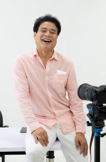 유튜브 채널 ‘꼰대박’으로 젊은이 사이에서 인기를 모으고 있는 박광희 씨. 채널 이름은 ‘꼰대 밖에 있는 사람’이라는 뜻이다. [지호영 기자]