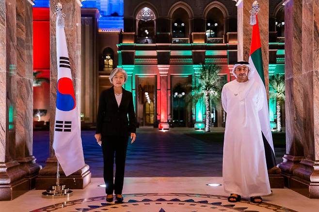 강경화 외교부 장관 5일 아람에미리트(UAE)를 방문, 압둘라 빈 자이드 알 나흐얀 UAE 외교국제협력부 장관과 기념사진을 찍고 있다. [사진=외교부 제공]