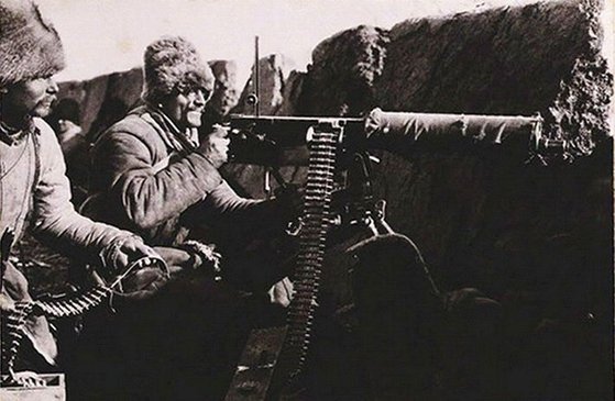 러일 전쟁 당시 러시아군 기관총 사수와 부사수. [Public Domain]