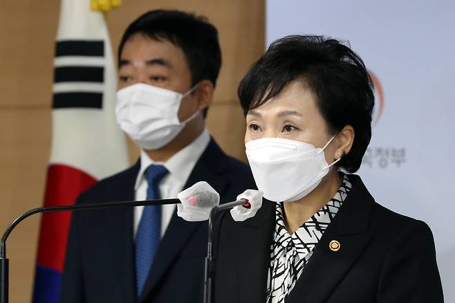 김현미 국토교통부 장관이 19일 오전 서울 종로구 정부서울청사에서 서민·중산층 주거안정 지원방안을 발표하고 있다. /사진제공=뉴스1