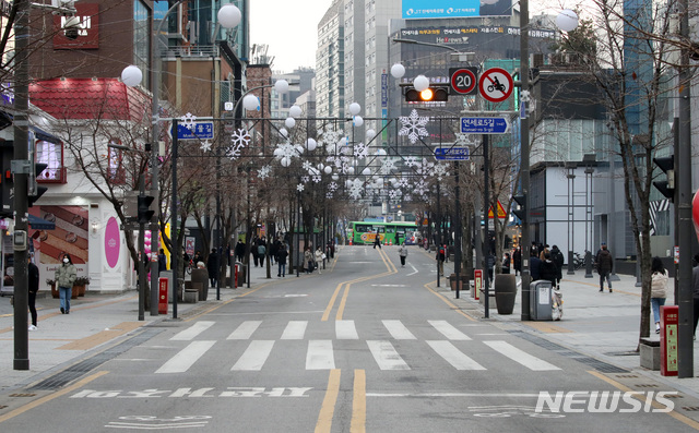 [서울=뉴시스] 고범준 기자 = 신종 코로나바이러스 감염증(코로나19) 재확산 대응을 위해 수도권의 사회적 거리두기 단계를 기존 2.0단계에서 2.5단계로 격상한 6일 오후 서울 서대문구 신촌 거리가 비교적 한산한 모습을 보이고 있다. 거리두기 2.5단계는 방문판매 등 노래방, 실내스탠딩 공연장 등의 영업이 중단되고, 식당의 경우 정상 영업은 허용되지만 오후 9시부터는 포장과 배달만 허용된다. 커피숍과 카페는 영업시간과 관계없이 포장 판매만 할 수 있다. 2020.12.06. bjko@newsis.com