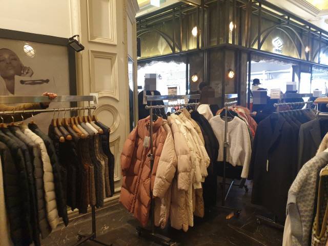 지난 5일 오후 9시께 서울 성동구의 한 의류 매장 직원들이 영업 종료 시간에 맞춰 할인 매대를 매장 안으로 들이고 있다. /사진=허진기자