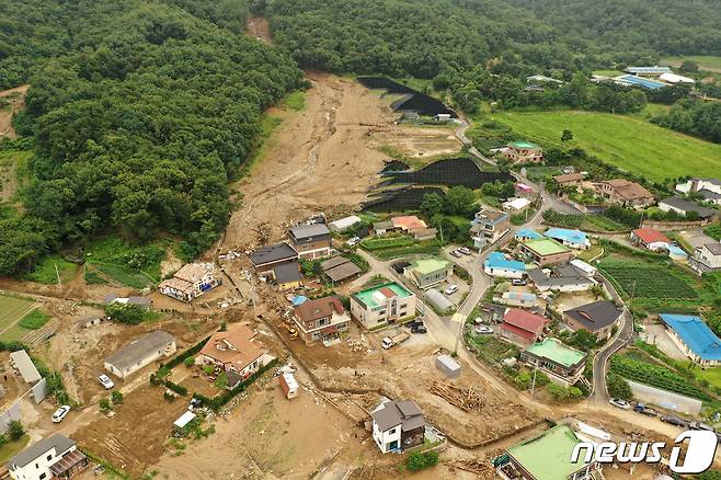 지난 8월4일 오후 경기 안성시 죽산면의 한 산비탈에 며칠간 이어진 폭우로 발생한 산사태로 토사가 밀려와 있다. 2020.8.4/뉴스1 © News1 조태형 기자