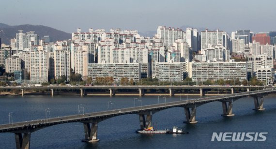 정부가 아파트와 단독주택, 토지 등 부동산의 공시가격 현실화율을 90%까지 높이기로 했다. 서울 시내의 아파트 단지 모습.