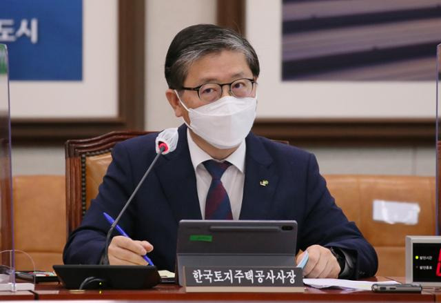 변창흠 한국토지주택공사(LH)사장이 10월 8일 오전 서울 여의도 국회에서 열린 국토교통위원회에 한국토지주택공사 등에 대한 국정감사에 출석해 의원의 질의에 답하고 있다. 오대근 기자