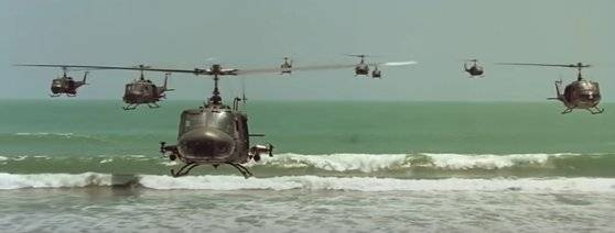 영화 〈지옥의 묵시록〉에서 UH-1, OH-6 등으로 구성된 미군 헬기 부대가 베트콩 마을을 공습하는 장면. 대한항공은 OH-6에서 발전한 500MD 기종을 1976년부터 면허생산해 군에 납품했다. [사진 파라마운트]