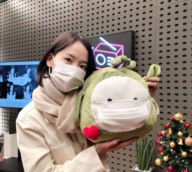 Kang Han-Na, dont forget to wear a Mask.Actor Kang Han-Na called for a Mask.On December 7, KBS Cool FM Raise the volume of strong me Instagram   posted a picture with the article Do not forget to wear a Mask for a small volume family, please have a warm and healthy winter # Mask_Filled _ Kong and _ Handi # Highen Volume # kbs # Radio # Volume # Strong # Hanki # kanghana # kong ...In the photo, I pose with a bean doll wearing a Mask, and my strong little face, which seems to be covered by the Mask, attracted attention.On the other hand, KBS Cool FM Raise the volume of strong me is broadcast every week from 8 pm to 10 pm.