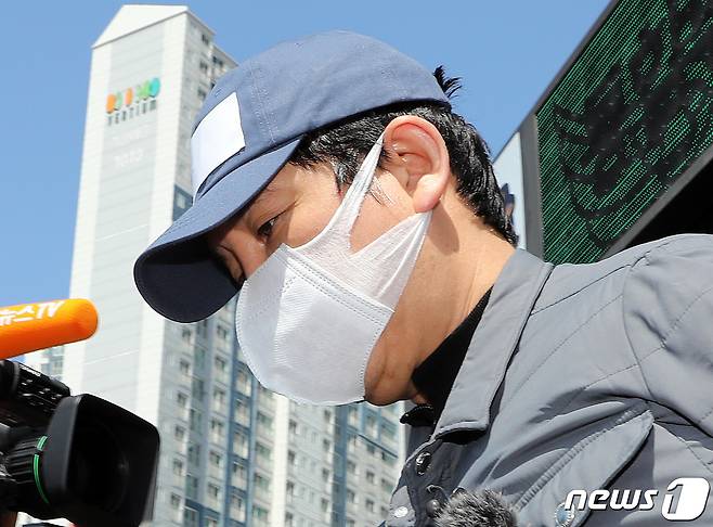 1조6000억원대 '라임 환매중단 사태'의 배후 전주(錢主)로 지목된 김봉현 전 스타모빌리티 회장이 26일 오전 경기도 수원시 영통구 수원남부경찰서에서 영장실질심사(구속 전 피의자 심문)를 받기 위해 호송차로 향하고 있다. 2020.4.26/뉴스1 © News1 이재명 기자