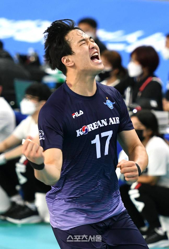 대한항공 임동혁이 6일 인천 계양체육관에서 열린 한국전력과의 경기 5세트에서 득점을 한 뒤 기뻐하고 있다. 2020. 12. 6. 인천 | 박진업기자 upandup@sportsseoul.com
