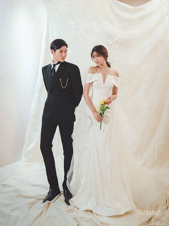 사진 : 웨딩드레스 스텔라드마리에,&nbsp;포토그래퍼 정대철(메르시1205),&nbsp;모델 노재희, 한승수,&nbsp;헤어 최운 메이크업 오지은(뷰티진동희),&nbsp;디렉터 임은정,&nbsp;스타일리스트 박소현,&nbsp;비디오그래퍼 김예은(뮤지엄307),&nbsp;플라워 블랑드로미오